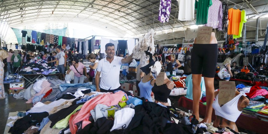 Seyyar pazarcılar, 'parselledikleri' kaldırımları binlerce liraya birbirine devrediyor