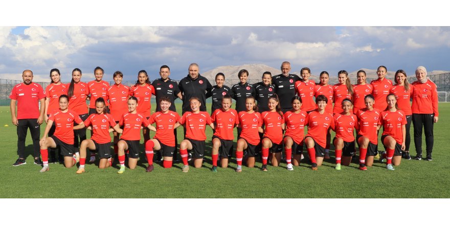 U17 Futbol Kız Milli Takımı Burdur'da kampa girdi