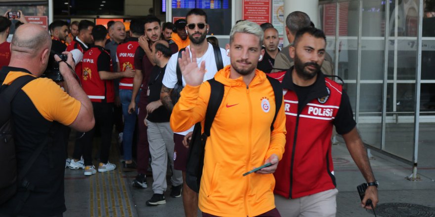 Galatasaray, Antalya’da 'Aşkın olayım' tezahüratlarıyla karşılandı