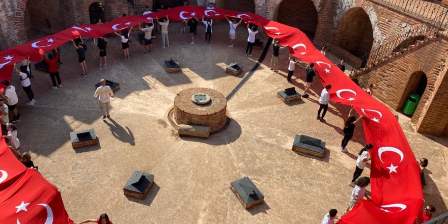 Cumhurbaşkanlığı Türkiye Bisiklet Turu’nun ilk gününde bayrak şöleni