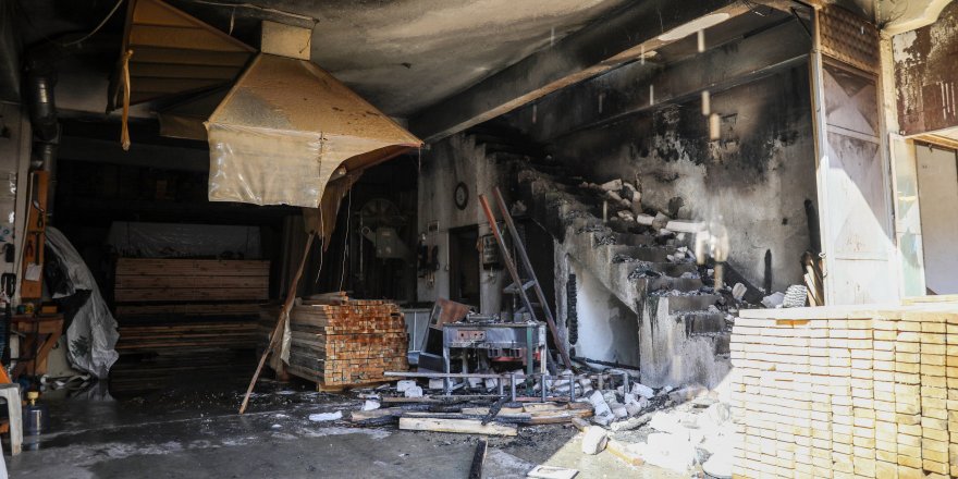 Ahşap üretilen dükkanda başlayan yangında 4 işyeri zarar gördü