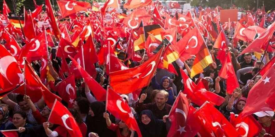 Türkler, Türkiye'nin Çekya Galibiyeti Sonrası Meydanları Doldurdu