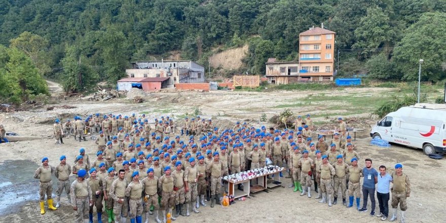 Ayancık’ta yaraları saran Mehmetçik’e doğum günü sürprizi