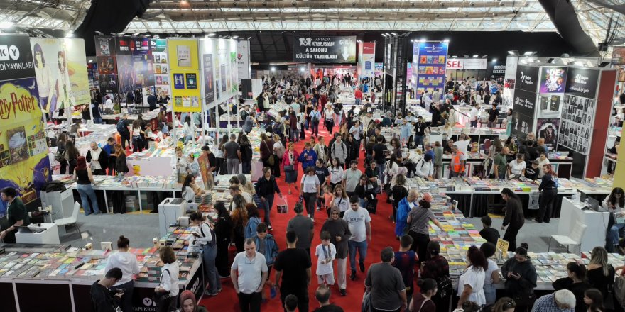 Antalya Kitap Fuarı’nda yağmura rağmen uzun kuyruklar