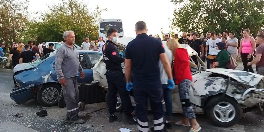 Antalya’da 7 aracın karıştığı kazada ortalık savaş alanına döndü: 1 ölü, 8 yaralı