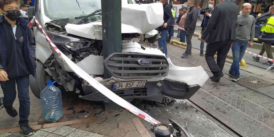 Zeytinburnu’nda tramvay yoluna girmeye çalışan araçla tramvay çarpıştı: Kaza anı kamerada