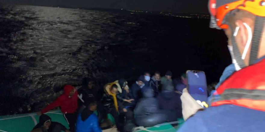 İzmir açıklarında 27 göçmen kurtarıldı