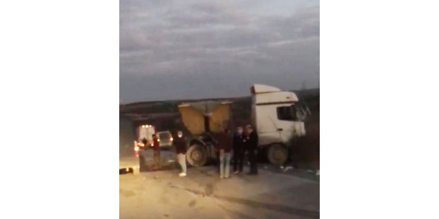 Arnavutköy’de hafriyat kamyonu bariyerlere çarpıp ters döndü, sürücü ağır yaralandı