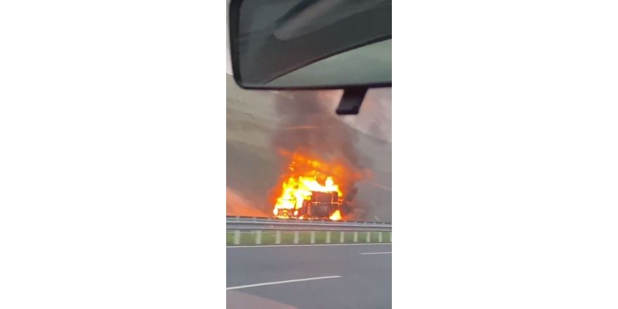 İstanbul Havalimanı yolunda karton yüklü kamyonet alev alev yandı