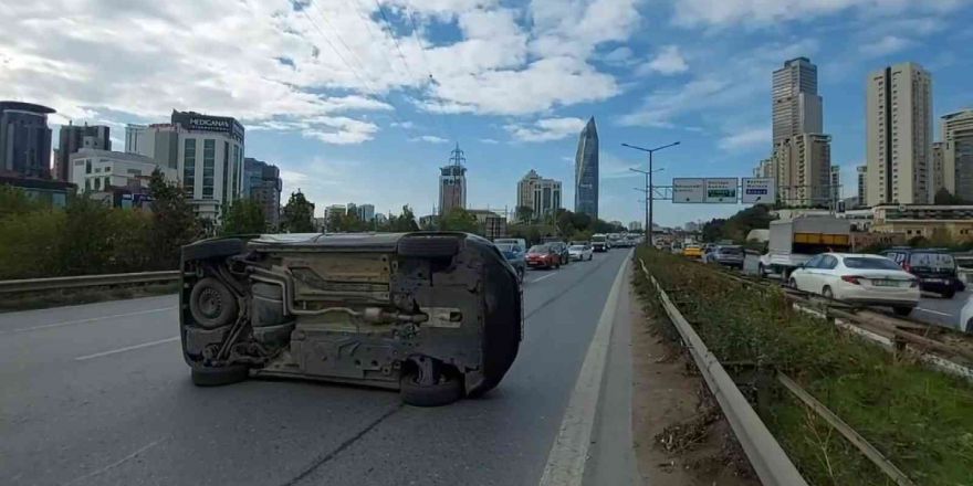 Ataşehir’de 3 aracın karıştığı zincirleme kazada 2 yaralı