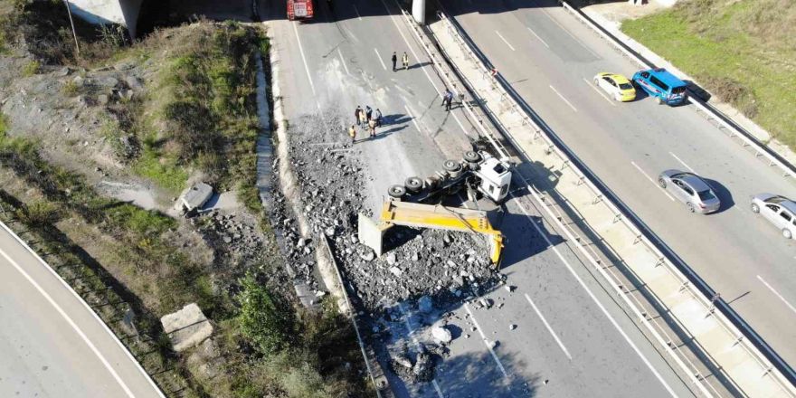 Şile’de hafriyat kamyonu yolda yan yattı: 1 yaralı