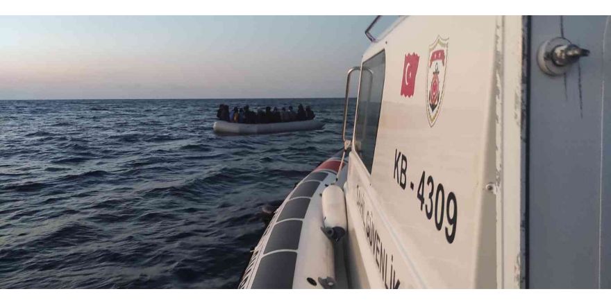 İzmir açıklarında 25 göçmen kurtarıldı
