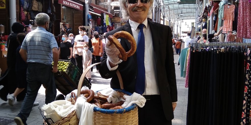 İş adamı gibi giyinip çarşıda sepetle simit satıyor