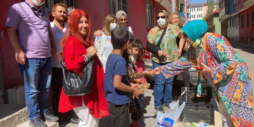 Türk Anneler Derneğinden Aşure dağıtımı