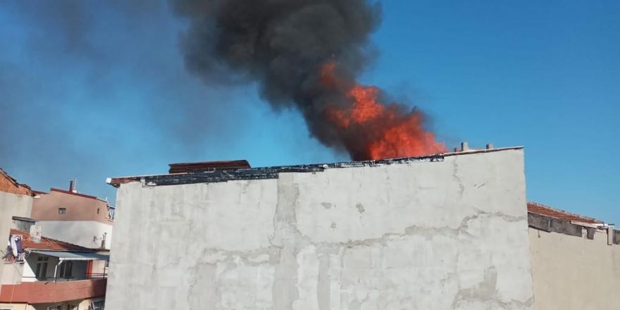 Bahçelievler’de binanın çatısında çıkan yangın paniğe neden oldu