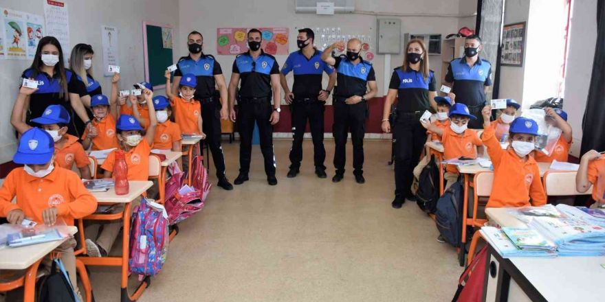 Adana’da polisler, çocuklara polisliği tanıttı