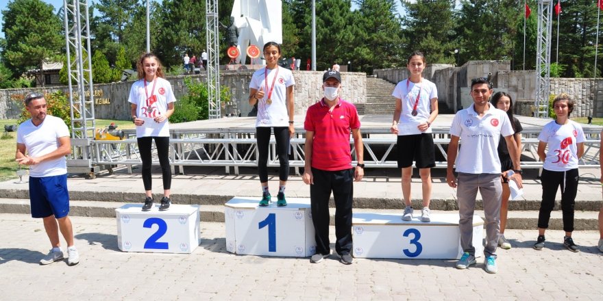 Milli takıma seçilen Sıla Ata ‘Büyük Zafer Koşusu’nda birinci oldu