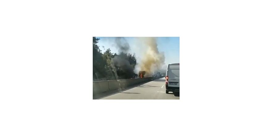 Seyir halindeki tıra arkadan çarpan kamyon alev aldı, Ankara yolu ulaşıma kapandı