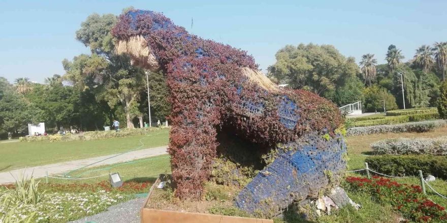 AK Parti’den İzmir Büyükşehir’e deprem anıtı ve bakımsız heykel eleştirisi