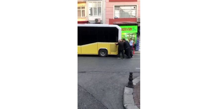 Fatih’te arızalanan İETT otobüsünü vatandaşlar itti