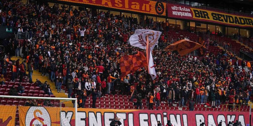 Galatasaray, Beşiktaş derbisi son idmanını taraftara açık yaptı