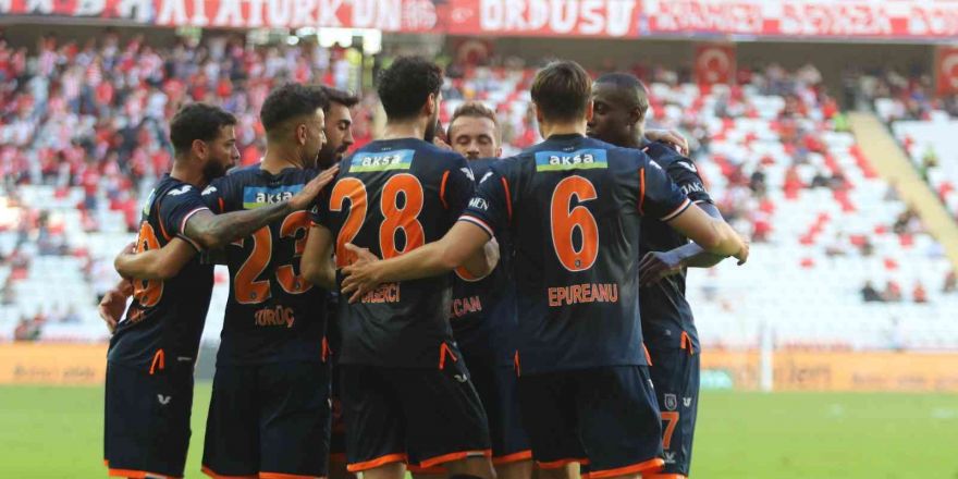 Süper Lig: FT Antalyaspor: 0 - Medipol Başakşehir FK: 1 (İlk yarı)