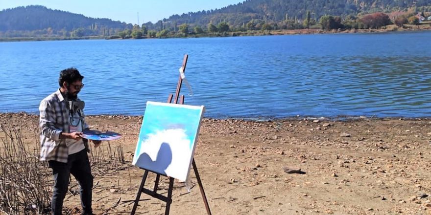 Sanatçılar Gölcük Gölü’nü resmetti, ortaya kartpostallık görüntüler çıktı