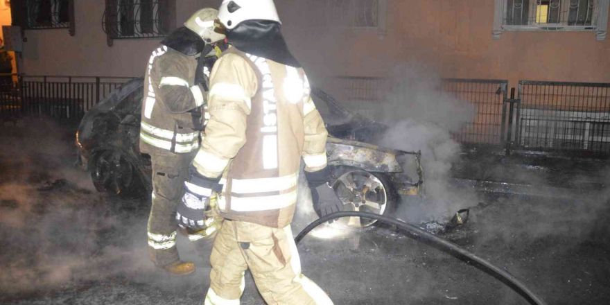 Sultangazi’de park halindeki otomobil alev alev yanarak kül oldu
