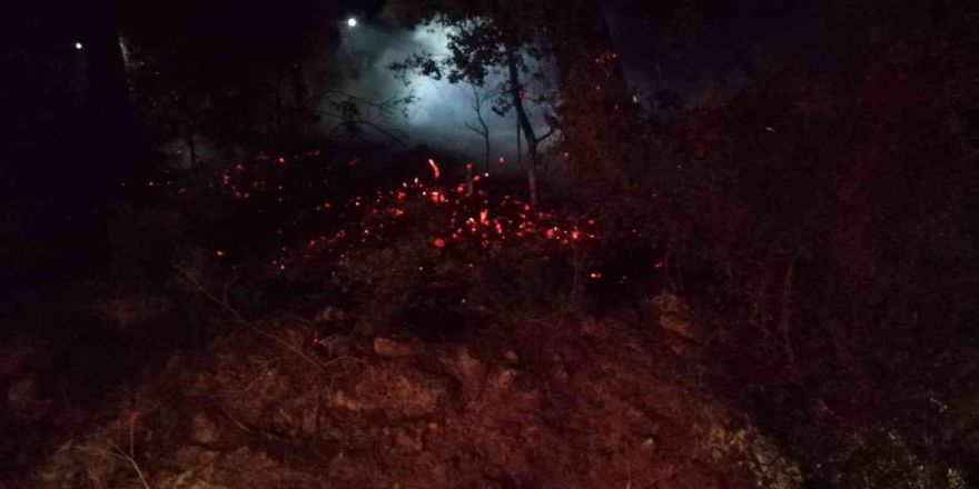 Kumluca’da 3 ayrı yerde eş zamanlı çıkan yangın büyümeden söndürüldü