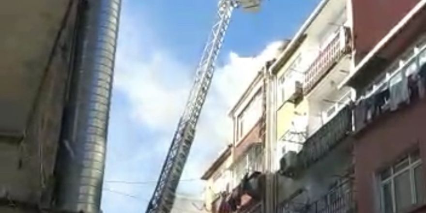 Fatih’teki çatı katı yangını mahalleliyi sokağa döktü