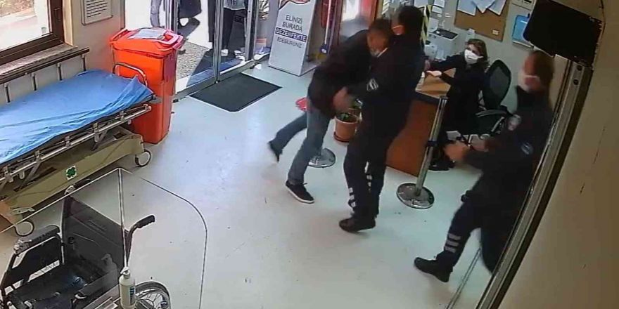 İzmir’deki hastanede güvenlik görevlilerine saldırı kamerada