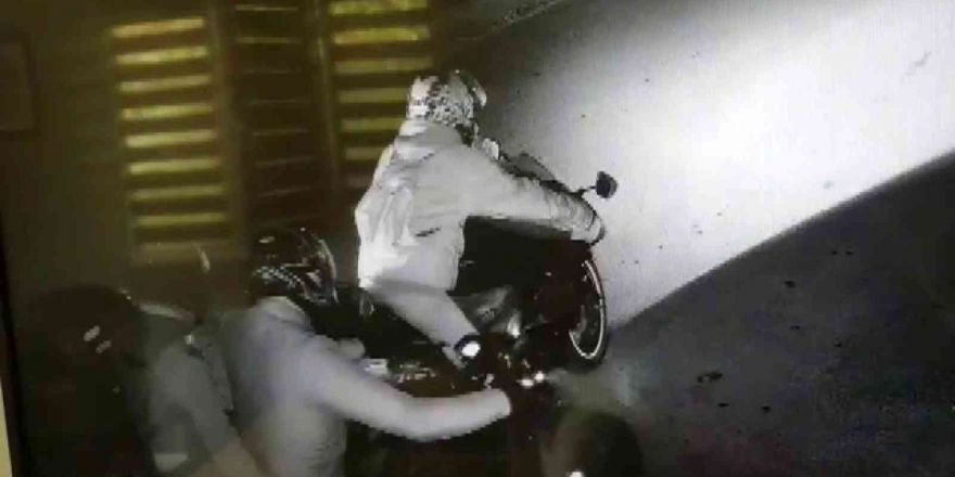 Çekmeköy’de güvenlikli sitede 90 bin TL’lik motosiklet hırsızlığı kamerada
