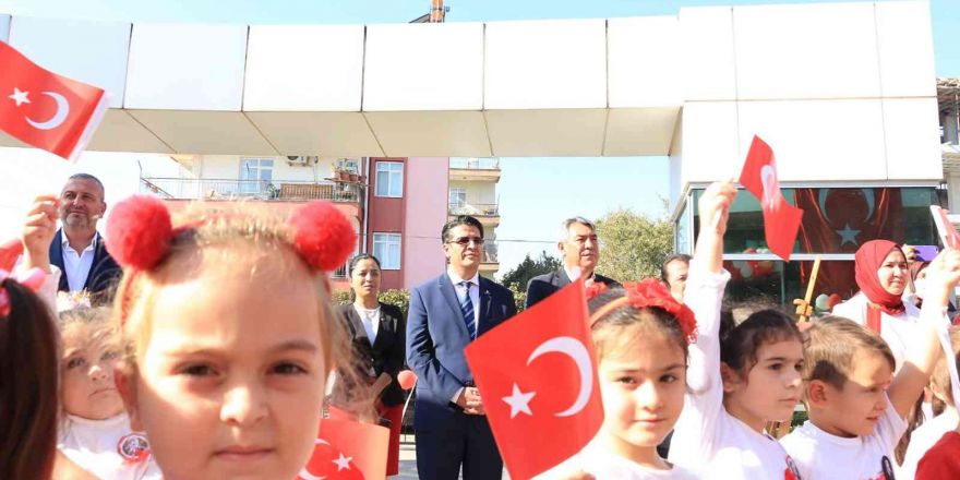 Başkan Genç, Cumhuriyet Bayramını  ekolojik kreş öğrencileriyle kutladı