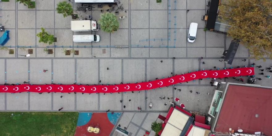 Pendik’te sokaklarda taşınan 98 metrelik dev Türk bayrağı havadan görüntülendi