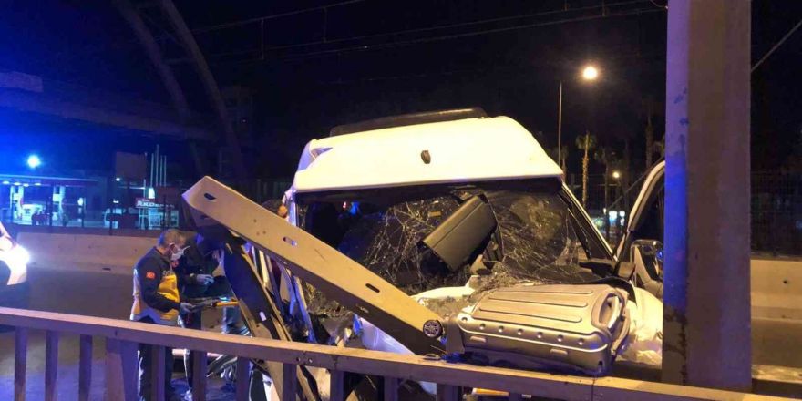 Antalya’da turistleri taşıyan minibüs bariyerlere çarptı: 1 ölü