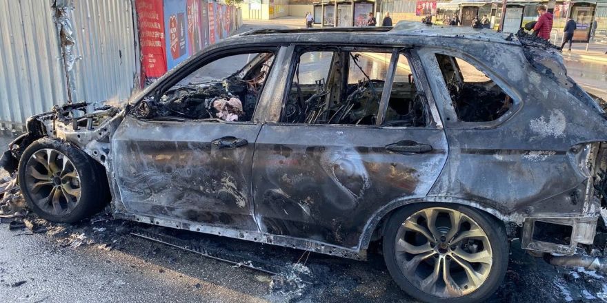 Kadıköy’de yanan otomobili arkasına alıp selfie çekti
