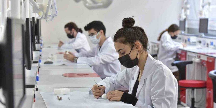 DEÜ’lü diş hekimleri, pratik eğitimlerini fantom laboratuvarında alıyor