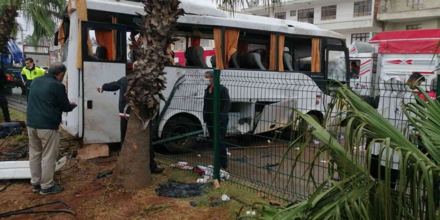 Antalya’da turistleri taşıyan midibüs takla attı: 2’si çocuk 8 Rus turist yaralandı