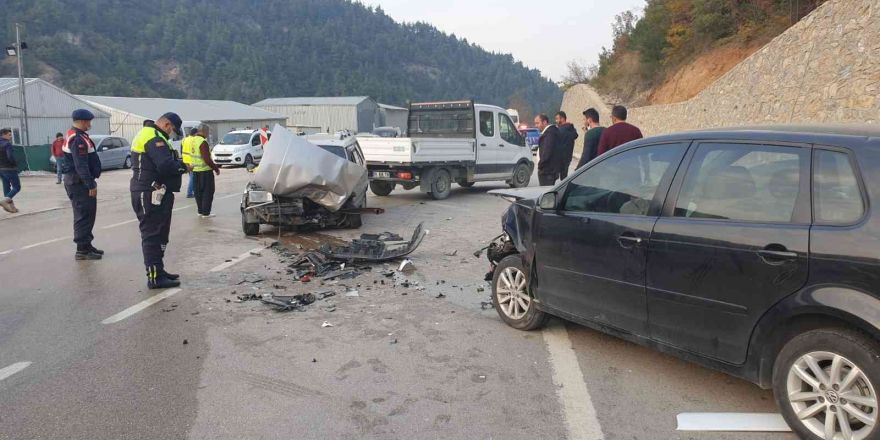 Bursa’da zincirleme kaza: 2 otomobil ve 1 servis aracı çarpıştı
