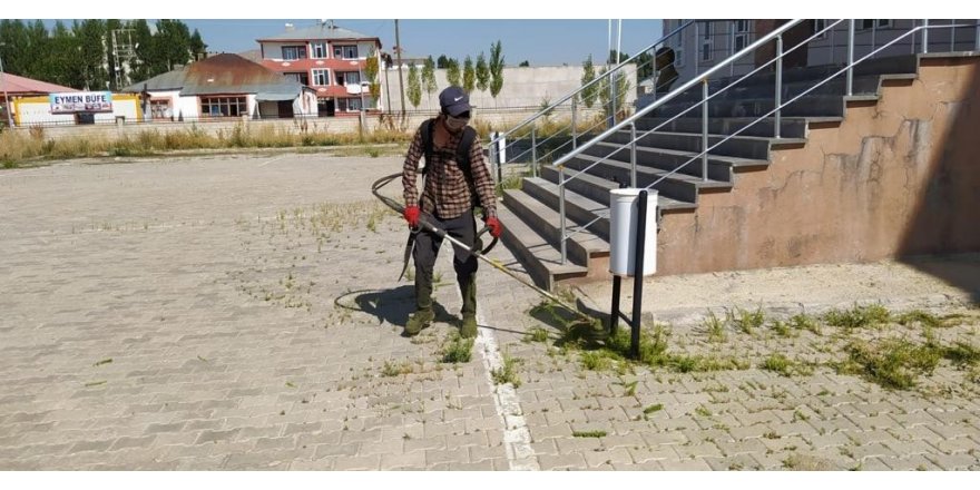Çaldıran Belediyesi okul bahçelerinde temizlik ve peyzaj çalışmalarına başladı