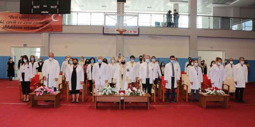 AÜ Tıp Fakültesi öğrencileri beyaz önlüklerini törenle giydi