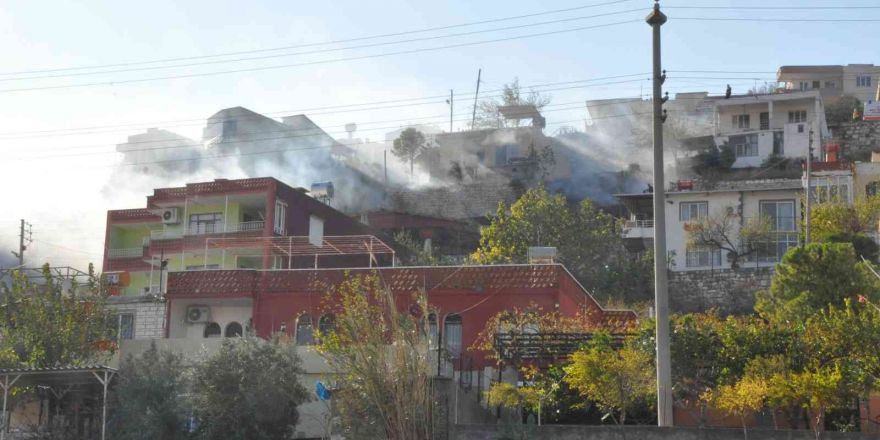 Otluk yangını mahalleliyi sokağa döktü, alevler evleri teğet geçti