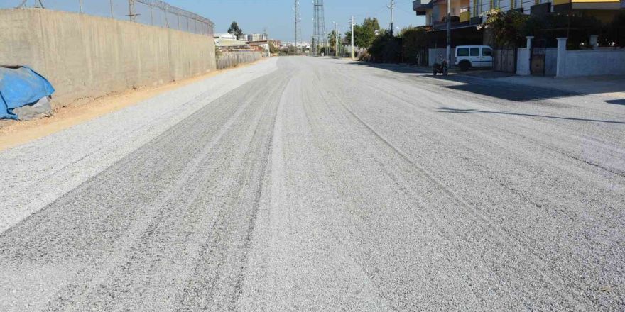 Tarsus caddelerinde asfalt çalışmaları aralıksız sürüyor