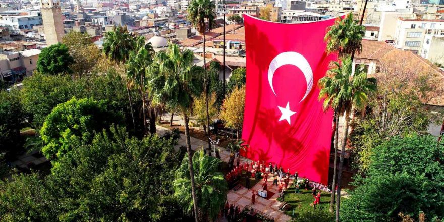 Türkiye’nin ilk en büyük Türk bayrağı Adana’da yeniden asıldı