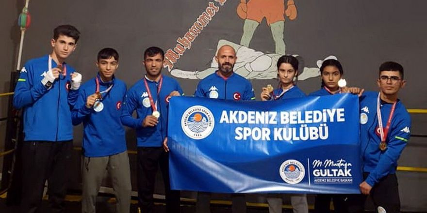 Akdeniz Belediyesi boksörleri turnuvada 6 madalya kazandı