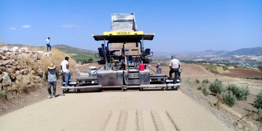 Köy yollarının yapımı tam gaz sürüyor