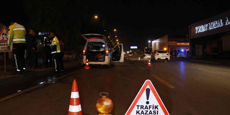 Adana’da aydınlatma direğine çarpan kamyonet devrildi: 1 ölü, 2 yaralı