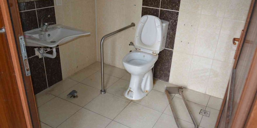 Tarsus Kültür Park içerisindeki 3 tuvalete çirkin saldırı