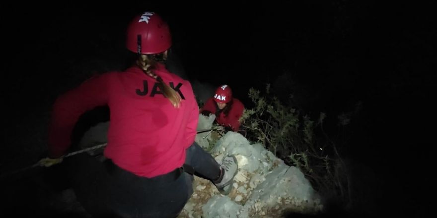 Likya yürüyüşünde rotasını kaybederek sarp kayalıkta mahsur kalan gençler kurtarıldı