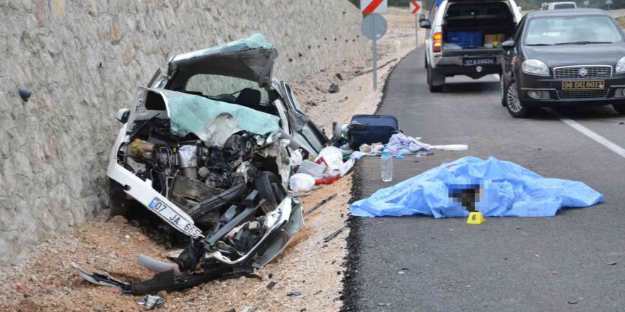Antalya’da otomobil ve minibüs kafa kafaya çarpıştı; 1 ölü, 2 yaralı